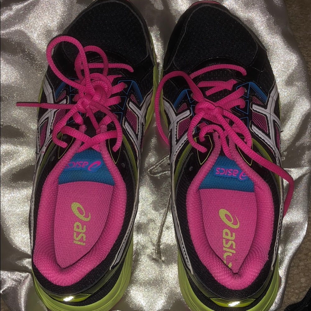 Shoes - Picture 2 of 5